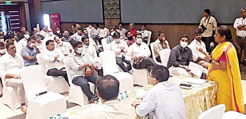 மாமல்லபுரம் சர்வதேச செஸ் போட்டிகளில் பங்கேற்கும் வீரர்களுக்கான உணவு விநியோகம் குறித்த ஆலோசனைக் கூட்டம் உணவு பாதுகாப்பு துறை ஆணையர் லால்வின் தலைமையில் நேற்று நடந்தது. இதில் உணவக மேற்பார்வையாளர்கள்,சமையலர்கள் உள்ளிட்டோர் பங்கேற்றனர்.