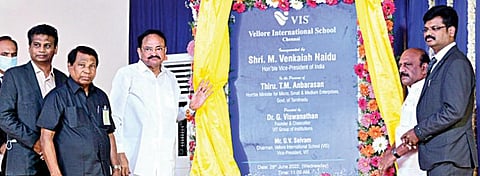 விஐடி கல்விக் குழுமம் சார்பில் சென்னை காயார் பகுதியில் நிறுவப்பட்டுள்ள வேலூர் சர்வதேசப் பள்ளியை நேற்று திறந்துவைத்தார் குடியரசு துணைத் தலைவர் வெங்கய்ய நாயுடு. உடன், அமைச்சர் தா.மோ.அன்பரசன், விஐடி பல்கலை. வேந்தர் ஜி.விசுவநாதன், இணைவேந்தர் ஜி.வி.சம்பத், பள்ளியின் தலைவரும், விஐடி துணைத் தலைவருமான ஜி.வி.செல்வம் உள்ளிட்டோர்.படம்: எம்.முத்துகணேஷ்