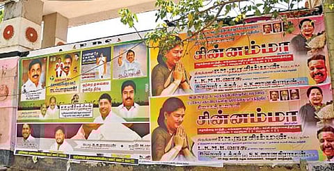 சசிகலாவை வரவேற்று சென்னை ராயப்பேட்டை, அதிமுக தலைமை அலுவலகப் பகுதிகளில் ஒட்டப்பட்டுள்ள போஸ்டர்கள்.படம்: ம.பிரபு
