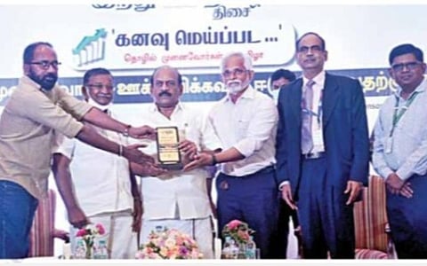 எஸ்பிஐ வழங்கும் ‘இந்து தமிழ் திசை – கனவு மெய்ப்பட’ தொழில் முனைவோர் திருவிழா சென்னையில் நேற்று முன்தினம் நடைபெற்றது. விழாவில், சிறப்பு விருந்தினராக பங்கேற்ற குறு, சிறு மற்றும் நடுத்தரத் தொழில் நிறுவனங்கள் துறை அமைச்சர் தா.மோ.அன்பரசனுக்கு ‘இந்து தமிழ் திசை’ ஆசிரியர் கே.அசோகன், வர்த்தக பிரிவு தலைவர் ஷங்கர் சுப்பிரமணியன் ஆகியோர் நினைவுப் பரிசு வழங்கினர். உடன், தமிழக அரசின் தொழில்கள் மற்றும் வர்த்தகம் கூடுதல் இயக்குநர் (திட்டங்கள்) ஆர்.ஏகாம்பரம், தமிழ்நாடு சிறு மற்றும் குறு தொழில்கள் சங்க (டான்ஸ்டியா) தலைவர் கே.மாரியப்பன், சென்னை வட்ட பாரத ஸ்டேட் வங்கி தலைமைப் பொது மேலாளர் ஆர்.ராதாகிருஷ்ணா உள்ளிட்டோர். படம்: ம.பிரபு