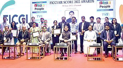 சென்னையில் நேற்று நடைபெற்ற விழாவில், சிறந்த மனிதவள மேம்பாட்டு அதிகாரிகளுக்கு விருது வழங்கினார் ஆளுநர் ஆர்.என்.ரவி. உடன்,  ஃபிக்கி அமைப்பின் மாநில மனிதவளப் பிரிவு அமைப்பாளர் என்.ஆர்.மணி,  மாநிலத் தலைவர்  ஜி.எஸ்.கே.வேலு, இணைத் தலைவர் பூபேஷ் நாகராஜன், கோஃப்ரூகல் டெக்னாலஜிஸ் நிறுவனர் குமார் வேம்பு,  சோஹோ பள்ளித் தலைவர் ராஜேந்திரன் தண்டபாணி,  திருச்சி ஐ.ஐ.எம். இயக்குநர் பவன் குமார் சிங் உள்ளிட்டோர். படம்:  பு.க.பிரவீன்