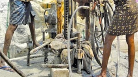 வீட்டு உபயோகத்துக்கு நிலத்தடி நீர் எடுக்க அனுமதிபெற வேண்டுமா? - மத்திய நிலத்தடி நீர் ஆணைய அறிவிப்பால் பொதுமக்கள் அதிர்ச்சி; குடியிருப்புகளுக்கு அவசியமில்லை என அதிகாரிகள் தகவல்