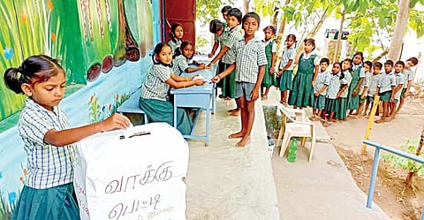 மாதிரி சட்டப்பேரவை தேர்தலில் வரிசையில் நின்று வாக்களித்த மாணவர்கள்.