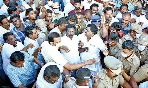 காட்பாடி ரயில்வே மேம்பாலத்தை திறந்து வைத்ததாக அதிமுக மாநகர மாவட்ட செயலாளர் எஸ்.ஆர்.கே. அப்புவை காவல் துறையினர் நேற்று கைது செய்து அழைத்துச் சென்றனர். படம்: வி.எம்.மணிநாதன்.