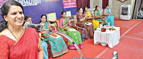 தருமபுரி அரசு கலைக் கல்லூரி வளாகத்தில் நடக்கும் புத்தகத் திருவிழா கருத்தரங்கில் சிறப்புரை ஆற்றிய பட்டிமன்ற பேச்சாளர் பாரதி பாஸ்கர்.