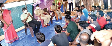 திருச்சி சிறப்பு முகாமிலிருந்து விடுவிக்கப்பட்ட 16 இலங்கைத் தமிழர்களுக்கு அறிவுரை வழங்கிய ஆட்சியர் மா.பிரதீப்குமார். உடன் மாநகர காவல் ஆணையர் க.கார்த்திகேயன், துணை ஆணையர் தேவி, துணை ஆட்சியர் ஜமுனாராணி.