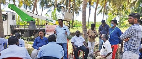 குறிஞ்சிப்பாடி அருகே உள்ள கோதண்டராமபுரத்தில் தேங்காய் பறிக்க உதவும் பிரத்யேக இயந்திரம் பயன்பாடு குறித்து விவசாயிகளுக்கு செயல்விளக்கம் அளிக்கப்பட்டது.