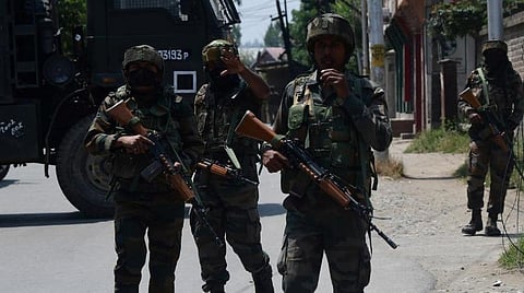 லஷ்கர் தீவிரவாதிகள் 2 பேரை துணிச்சலாக பிடித்த கிராம மக்கள்: காஷ்மீர் ஆளுநர் ரூ.5 லட்சம் பரிசு