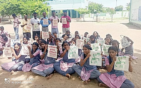 அரியலூர் மாவட்டம் சிறுவளூர் அரசு உயர்நிலைப் பள்ளியில் உலக நெகிழி ஒழிப்பு தினத்தையொட்டி நடைபெற்ற நிகழ்ச்சியில் மாணவிகளுக்கு துணிப்பைகள் வழங்கப்பட்டன.