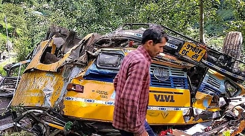 இமாச்சலில் பஸ் கவிழ்ந்து விபத்து - குழந்தைகள் உட்பட 16 பேர் உயிரிழப்பு
