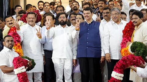 மகாராஷ்டிர சட்டப்பேரவையில் நேற்று நடைபெற்ற நம்பிக்கை வாக்கெடுப்பில் ஏக்நாத் ஷிண்டே தலைமையிலான அரசு வெற்றி பெற்றது. முதல்வர் ஏக்நாத் ஷிண்டே, துணை முதல்வர் தேவேந்திர பட்னாவிஸ் உள்ளிட்டோருக்கு பிரம்மாண்ட மாலை அணிவித்த ஆதரவாளர்கள். படம்: இம்மானுவல் யோகினி