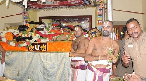 அத்தி வரதர்: பக்தர்கள் 2 மணி நேரம் காத்திருந்து தரிசனம்