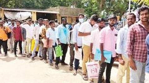 திருவாரூரில் உள்ள நுகர்பொருள் வாணிபக் கழக மண்டல மேலாளர் அலுவலகத்தில் நேற்று பருவகால பணியாளர் பணிக்கு  விண்ணப்பிப்பதற்காக திரண்டிருந்த இளைஞர்கள்