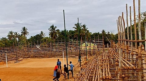புதுக்கோட்டை மாவட்டம் வடகாட்டில் தேசிய அளவிலான வாலிபால் போட்டிக்கு பார்வையாளர்கள் அமர்வதற்காக மரக்கம்புகளால் கட்டப்பட்டு வரும் கேலரி.