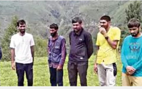 லஷ்கர் தீவிரவாதிகளை பிடித்து கொடுத்த காஷ்மீர் கிராம இளைஞர்கள்.