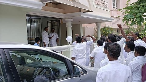 முன்னாள் அமைச்சர் ஆர்.காமராஜ் வீடு உட்பட 49 இடங்களில் லஞ்ச ஒழிப்புப் போலீஸார் சோதனை