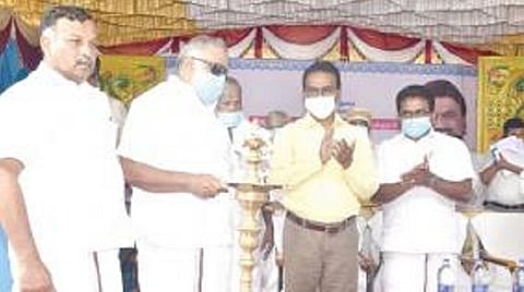 கன்னிவாடியில் நடந்த அரசு கல்லூரி தொடக்க விழாவில் குத்துவிளக்கேற்றிய அமைச்சர் ஐ.பெரியசாமி