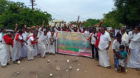 புதுக்கோட்டை மாவட்டம் கீரமங்கலம் பேருந்து நிலையம் அருகை சாலையில் தேங்காய் உடைப்பு போராட்டத்தில் ஈடுபட்டோர்.