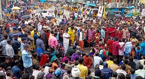 யானை தாக்கி உயிரிழந்தவரின் சடலத்துடன் கூடலூர்-கள்ளிக்கோட்டை சாலையில் மக்கள் மறியல்.