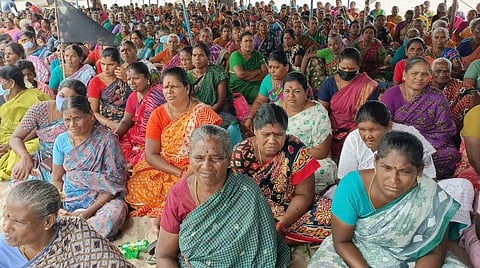 பரங்கிப்பேட்டை அருகே உள்ள சாமியார்பேட்டையில் சுருக்குமடி வலைக்கு எதிராக மீனவர்கள் போராட்டத்தில் ஈடுபட்டுள்ளனர்.