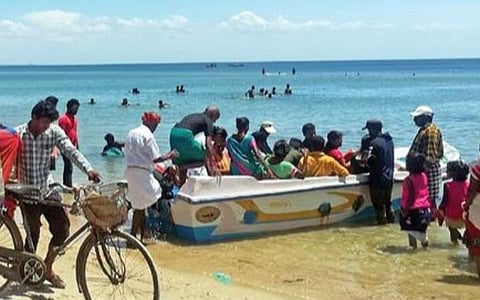 அரியமான் கடற்கரையில் பாதுகாப்பு உபகரணங்கள் எதுவுமின்றி நடத்தப்படும் படகு சவாரி.