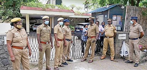 சென்னை நுங்கம்பாக்கத்தில் உள்ள கார்த்தி சிதம்பரம் வீட்டில் சிபிஐ அதிகாரிகள் நேற்று சோதனை நடத்தினர். இதன் காரணமாக வீட்டின் வெளியே பலத்த போலீஸ் பாதுகாப்பு போடப்பட்டிருந்தது. (உள்படம்) கார்த்தி சிதம்பரம்.படம்: ம.பிரபு