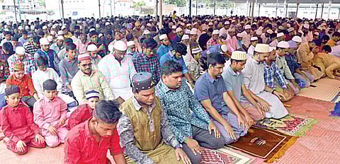 பக்ரீத் பண்டிகையை ஒட்டி சென்னை திருவல்லிக்கேணி பெரிய மசூதியில் நேற்று நடந்த சிறப்பு தொழுகையில் ஏராளமானோர் பங்கேற்றனர்.படங்கள். ம.பிரபு