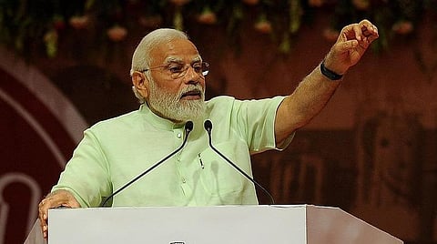 குஜராத் மாநிலம் சூரத் நகரில் நேற்று நடந்த  இயற்கை விவசாயம் தொடர்பான கருத்தரங்கில், பிரதமர் நரேந்திர மோடி டெல்லியில் இருந்து காணொலி மூலம் உரையாற்றினார். படம்: பிடிஐ.