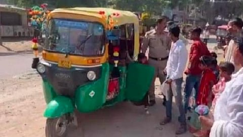 ஒரு ஆட்டோவில் 27 பயணிகள்: அதிர்ச்சியில் உறைந்த உ.பி போக்குவரத்து போலீஸ்