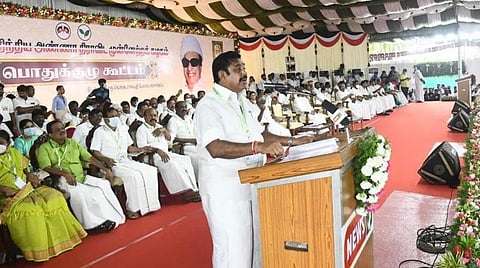 மாவட்டங்களில் எதிரெதிர் அணியாக அரசியல்: கோஷ்டி பூசலை மறந்து இபிஎஸ் பக்கம் நின்றதன் பின்னணி என்ன?