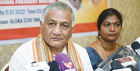 வேலூரில்  மத்திய சாலை போக்குவரத்து மற்றும் நெடுஞ்சாலை மற்றும் விமான போக்குவரத்துத்துறை இணை அமைச்சர் வி.கே.சிங் நேற்று செய்தியாளர்களை சந்தித்தார்.  அருகில், பாஜக மாநில பொதுச் செயலாளர் கார்த்தியாயினி. படம்: வி.எம்.மணிநாதன்.