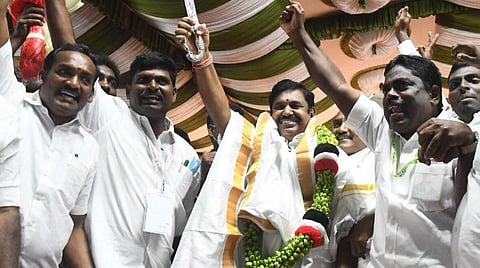 சென்னை வானகரத்தில் நேற்று நடந்த அதிமுக பொதுக்குழு கூட்டத்தில் இடைக்கால பொதுச்செயலாளராக தேர்ந்தெடுக்கப்பட்ட பழனிசாமிக்கு வெள்ளி வாள் பரிசாக வழங்கப்பட்டது.படம்: ம.பிரபு