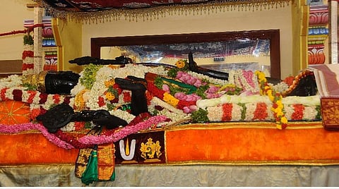 13-ம் நாளில் பச்சை நிறப் பட்டாடையில் பக்தர்களுக்கு சயன கோலத்தில் அருள்பாலித்த அத்தி வரதர்.