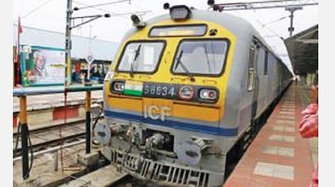விழுப்புரம் ரயில் நிலையத்தில் இருந்து புதுச்சேரிக்கு கிளம்பிய பயணிகள் ரயில்.