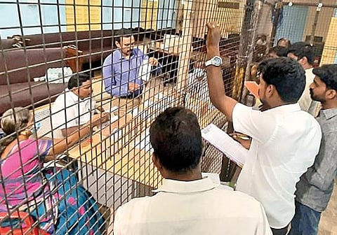 நன்மங்கலம் ஊராட்சி 1-வது வார்டு உறுப்பினர் பதவிக்கான இடைத்தேர்தலில் பதிவான வாக்குகள் சிட்லபாக்கம் ஊராட்சி ஒன்றிய அலுவலகத்தில் நேற்று எண்ணப்பட்டன. படம்: எம்.முத்துகணேஷ்