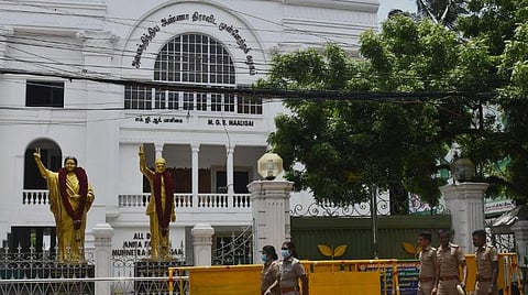 அதிமுக அலுவலகத்திற்கு சீல்; தலைமை நீதிபதியின் ஒப்புதலுக்கு பின் இபிஎஸ், ஓபிஎஸ் மனுக்கள் விசாரணை: உயர்நீதிமன்றம்