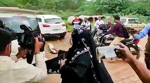 ''எங்களுக்கு வேண்டியது நீதியே, அனுதாபம் அல்ல'' - சித்தராமையா கொடுத்த ரூ.2 லட்சத்தை தூக்கி எறிந்த பெண்