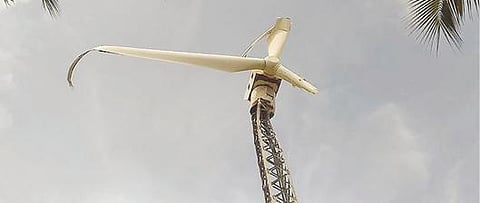 உடுமலை | பலத்த காற்றால் சேதமடைந்த காற்றாலை இறக்கைகள்: உடுமலை அருகே விவசாயிகள் அச்சம்