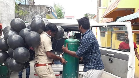புதுச்சேரி |ஆளுநர் தமிழிசைக்கு எதிர்ப்பு: வீடுகளில் கருப்பு கொடி பறக்கவிட்ட துத்திப்பட்டு கிராம மக்கள்