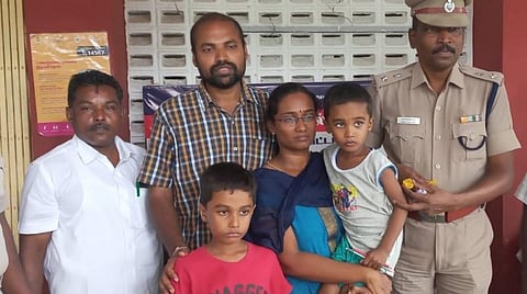 கடத்தல் கும்பலிடம் இருந்து மீட்கப்பட்ட சிறுவனுடன் போலீஸார்