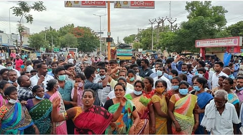 கள்ளக்குறிச்சி அரசு மருத்துவமனை எதிரே மறியலில் ஈடுபட்ட மாணவியின் பெற்றோர் மற்றும் உறவினர்கள்