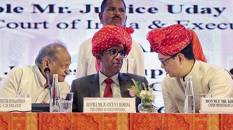 “ஆரோக்கியமான ஜனநாயகத்தின் அடையாளம் அல்ல’’ - மத்திய சட்ட அமைச்சர் முன்னிலையில் தலைமை நீதிபதி அதிருப்தி