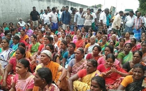 கள்ளக்குறிச்சி அரசு மருத்துவமனை எதிரே மறியலில் ஈடுபட்ட மாணவியின் பெற்றோர் மற்றும் உறவினர்கள்.