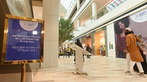 உ.பி. லக்னோ லூலூ மாலில் தொழுகையால் சர்ச்சை - அனுமன் மந்திரம் படித்து இந்துத்துவாவினர் எதிர்ப்பு