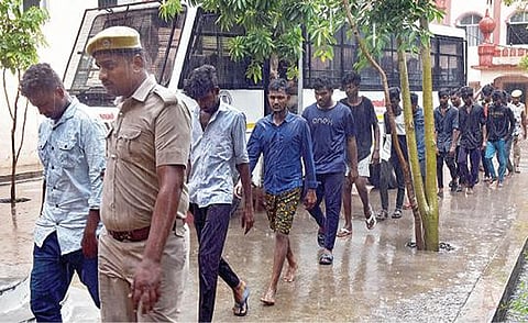 பள்ளியை சேதப்படுத்தியவர்களை காவல்துறையினர் கைது செய்து கள்ளக்குறிச்சி நீதிமன்றத்தில் ஆஜர்படுத்தினர். | படங்கள்: எம்.சாம்ராஜ் |