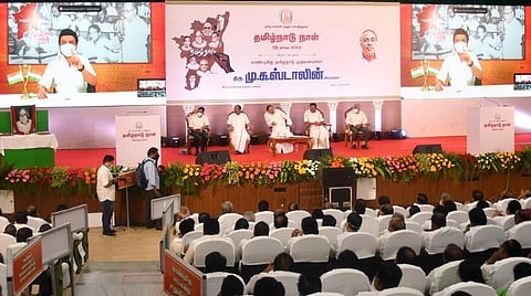 ‘தமிழ்நாடு திருநாள்’ விழா சென்னை, கலைவாணர் அரங்கில் நேற்று நடைபெற்றது. இதில் முதல்வர் மு.க.ஸ்டாலின், முகாம் அலுவலகத்திலிருந்து காணொலிக் காட்சி வாயிலாக பங்கேற்றார். இவ்விழாவில் 2021-ம் ஆண்டுக்கான விருதுகளை அமைச்சர் துரைமுருகன் வழங்கினார். படம்: பு.க.பிரவீன்