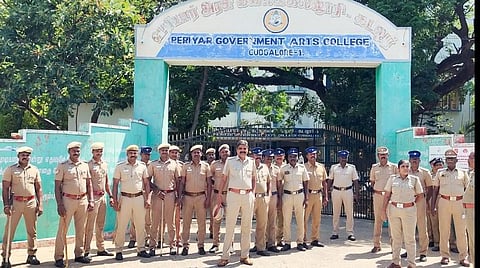 படவிளக்கம்- கடலூர் தேவனாம்பட்டினம் சில்வர் பீச் பகுதியில் உள்ள அரசு கல்லூரி உள்ள பகுதியில் போலீஸார் குவிக்கப்பட்டுள்ளனர்.