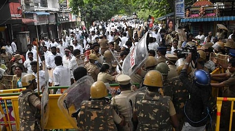 அதிமுக தலைமை அலுவலகம் அருகே மோதல்: இபிஎஸ் ஆதரவாளர்களுக்கு  நிபந்தனை ஜாமீன்