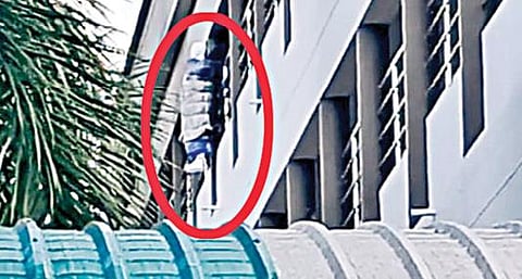 கலவரம் நடந்த சின்னசேலம் கனியாமூர் தனியார் பள்ளியில் சிபிசிஐடி போலீஸார் நேற்று 3-வது மாடியில் இருந்து உருவபொம்மையை கீழே வீசி, ஆய்வு செய்தனர்.