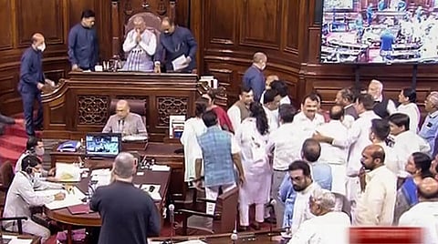 எதிர்க்கட்சிகளின் அமளியால் நாடாளுமன்ற 2 அவைகளும் நாள் முழுவதும் ஒத்திவைப்பு